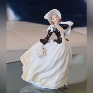 Royal Doulton "Autumn Breezes" Figurine HN 2147 *Black & White* Rare & No Flaws